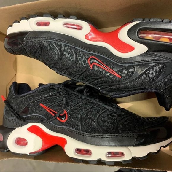 Nike Air Max Plus Shoe - Picture 1 of 4